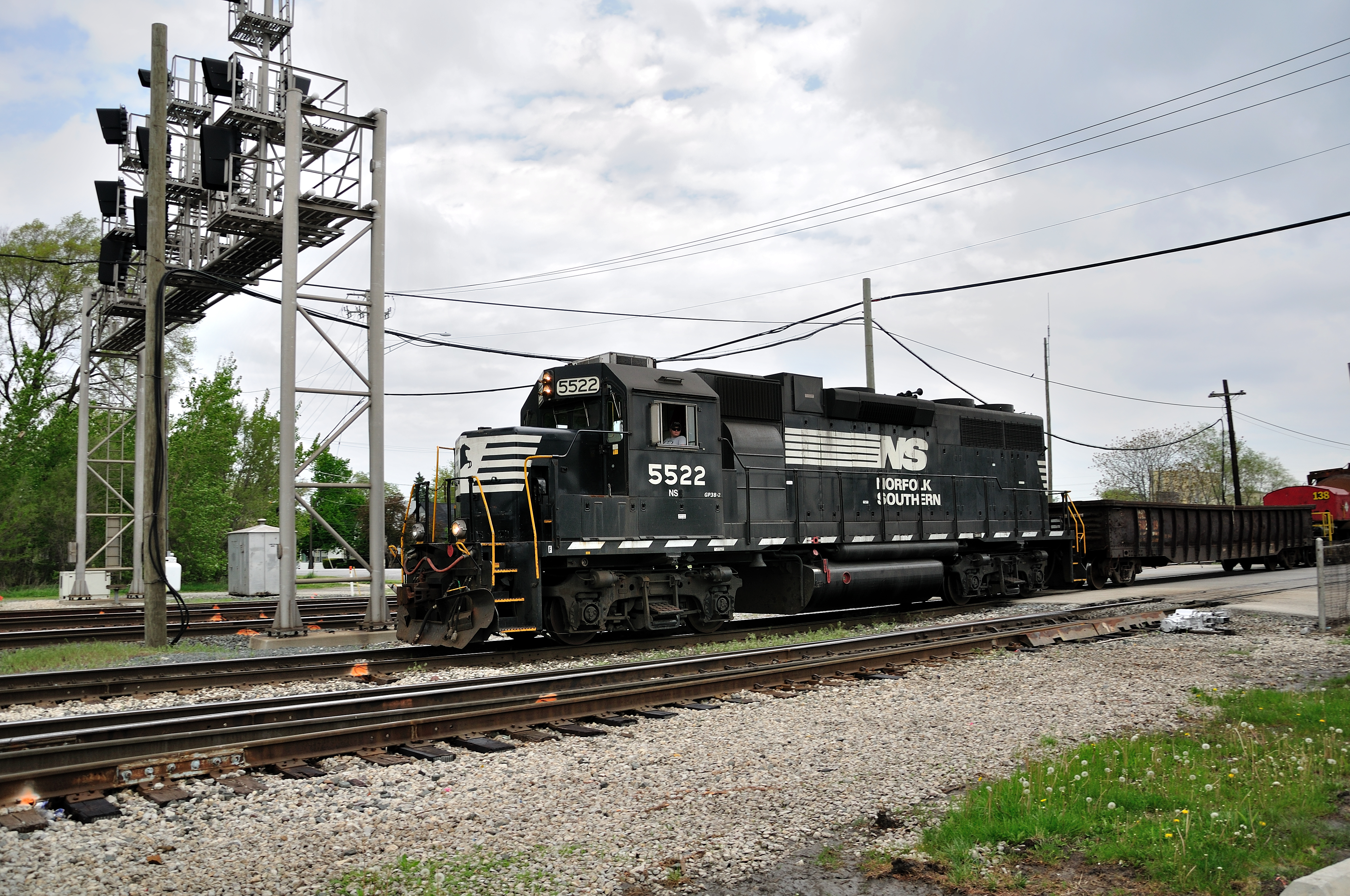 NS 5522 Pulls the Bottle Train