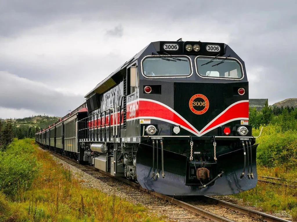 TRAIN E USA ALASKA - WHITE PASS AND YUKON ROUTE RAILROAD NEW NATIONAL RAILWAY EQUIPMENT COMPANY MODEL E3000CC-DC ELECTRO-MOTIVE DIESEL LOCOMOTIVE No 3006