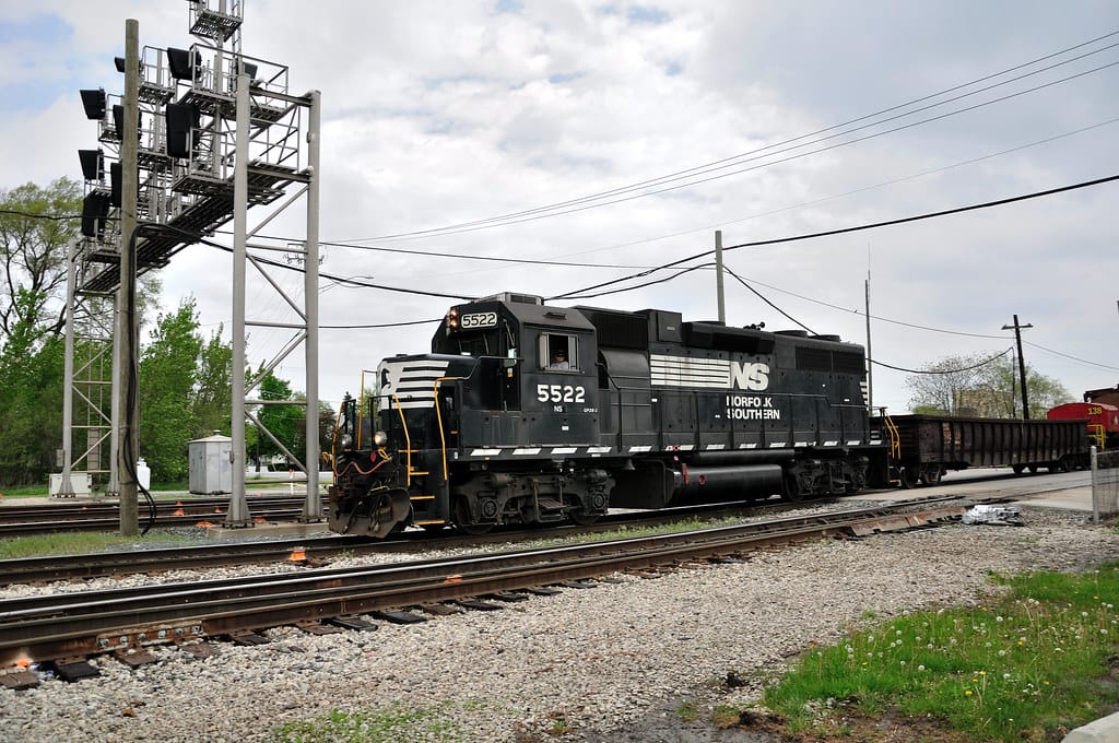 NS 5522 Pulls the Bottle Train